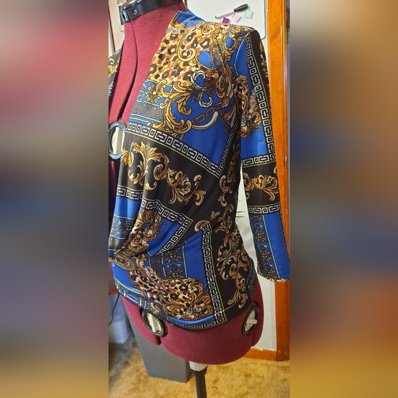 Beautiful Lace Detailed Top size Small - Picture 2 of 6